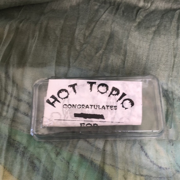 Hot Topic 1 Year of Service Skull Pin - Picture 5 of 7